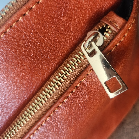 Elegant Orange Leather Crossbody Bag - Picture 5 of 9